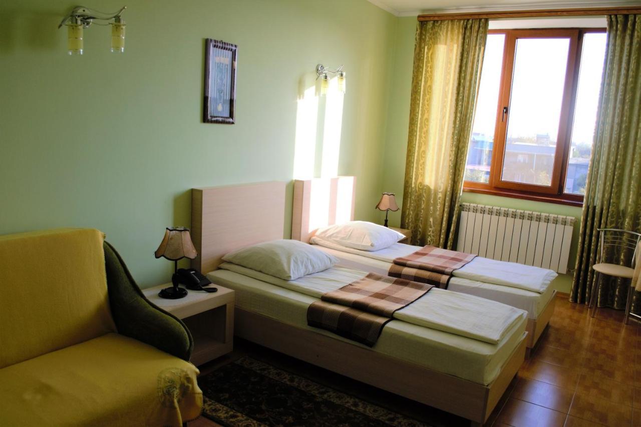 Hotel Aquarius Tjornomorsk Exteriör bild